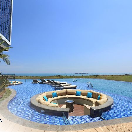 The Rinra Hotel Makassar Buitenkant foto