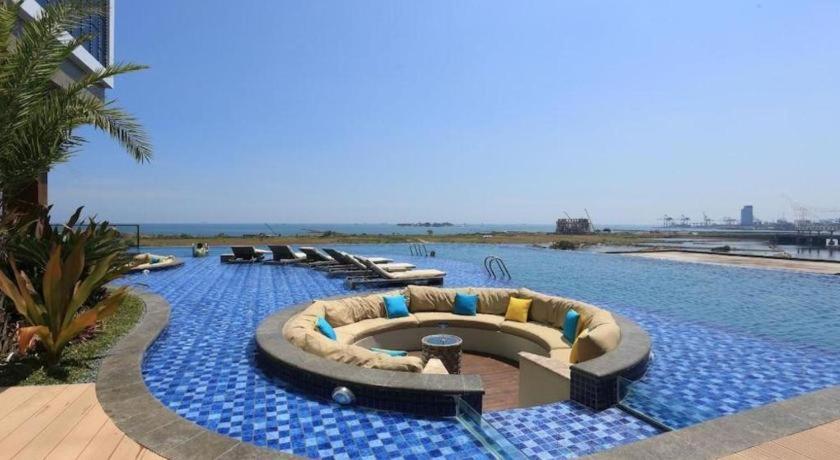 The Rinra Hotel Makassar Buitenkant foto