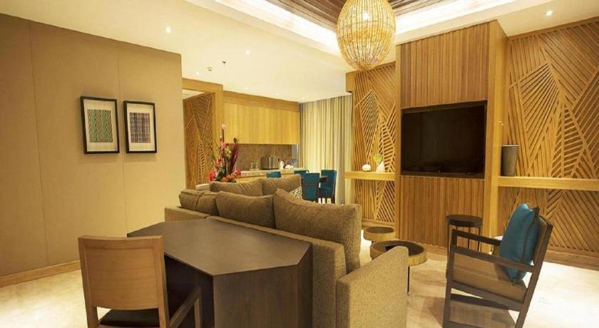 The Rinra Hotel Makassar Buitenkant foto