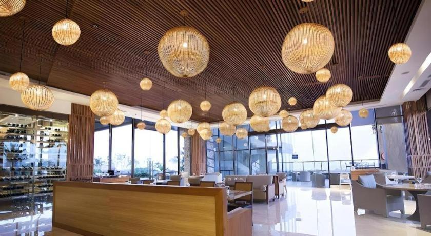 The Rinra Hotel Makassar Buitenkant foto