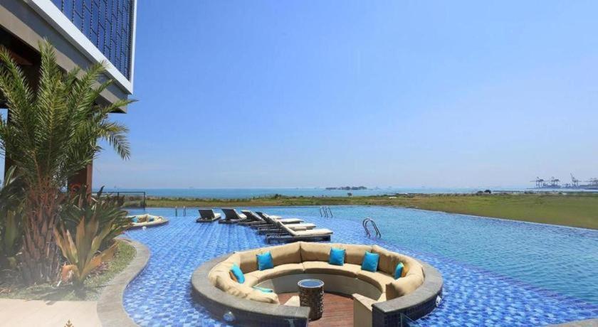 The Rinra Hotel Makassar Buitenkant foto