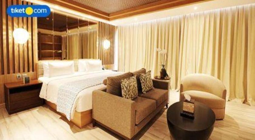The Rinra Hotel Makassar Buitenkant foto