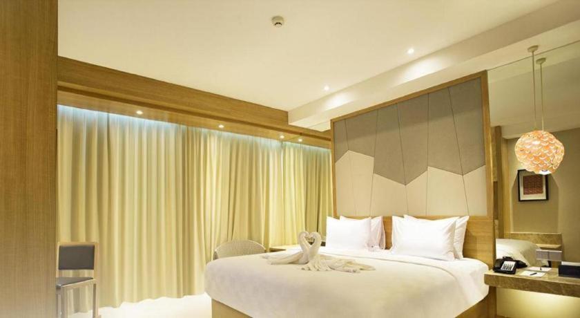 The Rinra Hotel Makassar Buitenkant foto