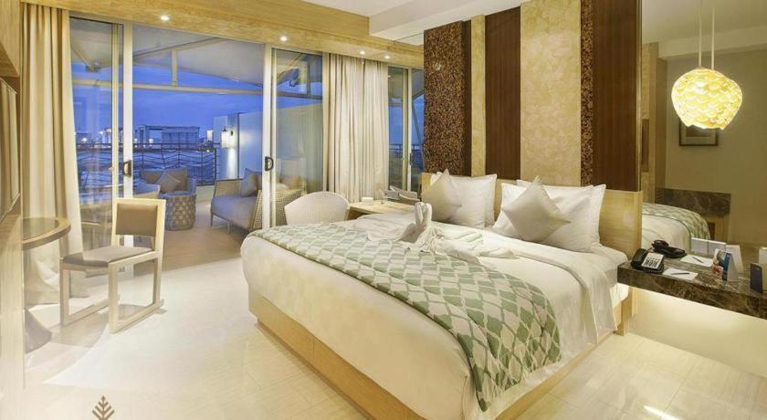 The Rinra Hotel Makassar Buitenkant foto