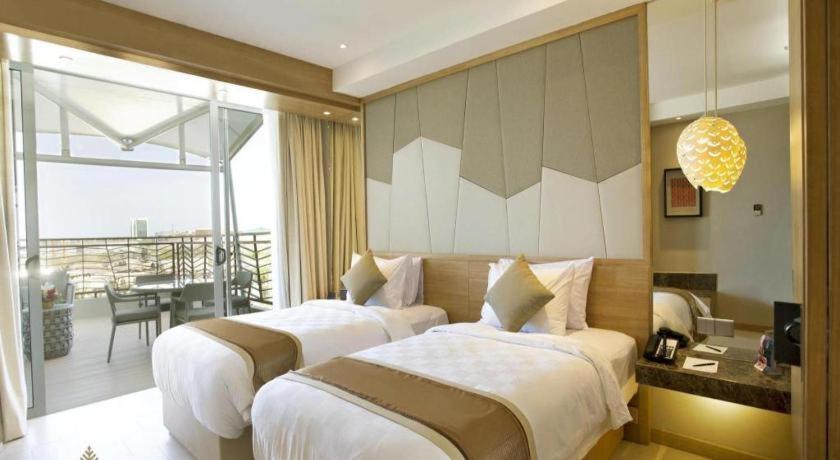 The Rinra Hotel Makassar Buitenkant foto