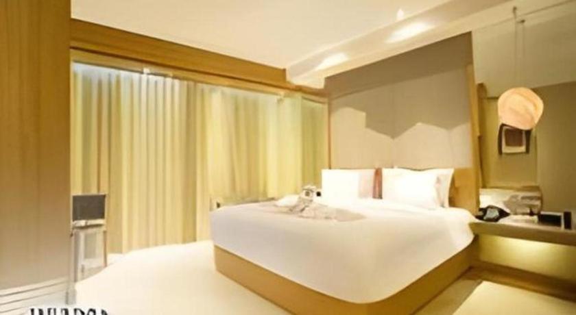 The Rinra Hotel Makassar Buitenkant foto