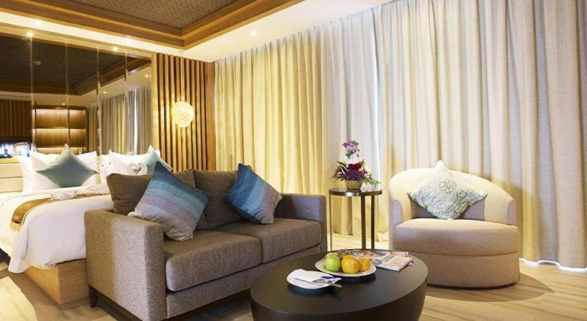 The Rinra Hotel Makassar Buitenkant foto