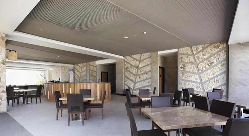 The Rinra Hotel Makassar Buitenkant foto