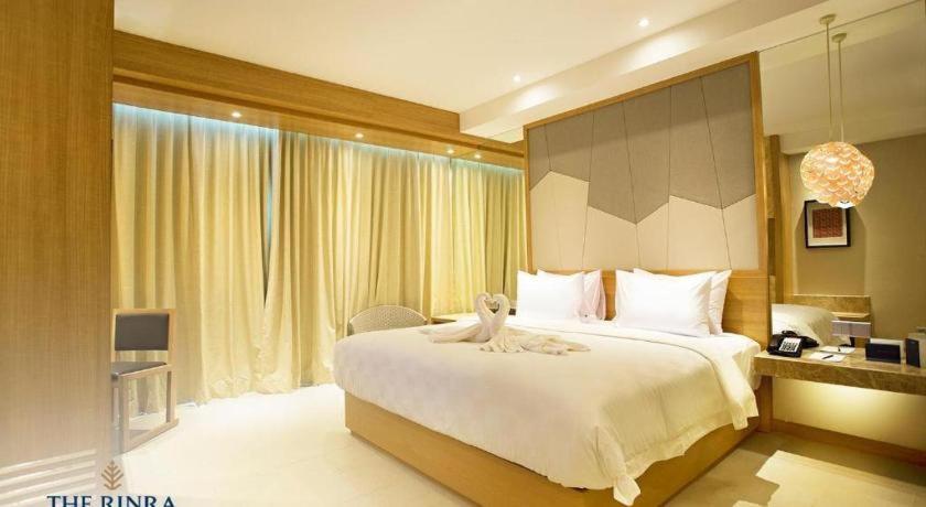 The Rinra Hotel Makassar Buitenkant foto