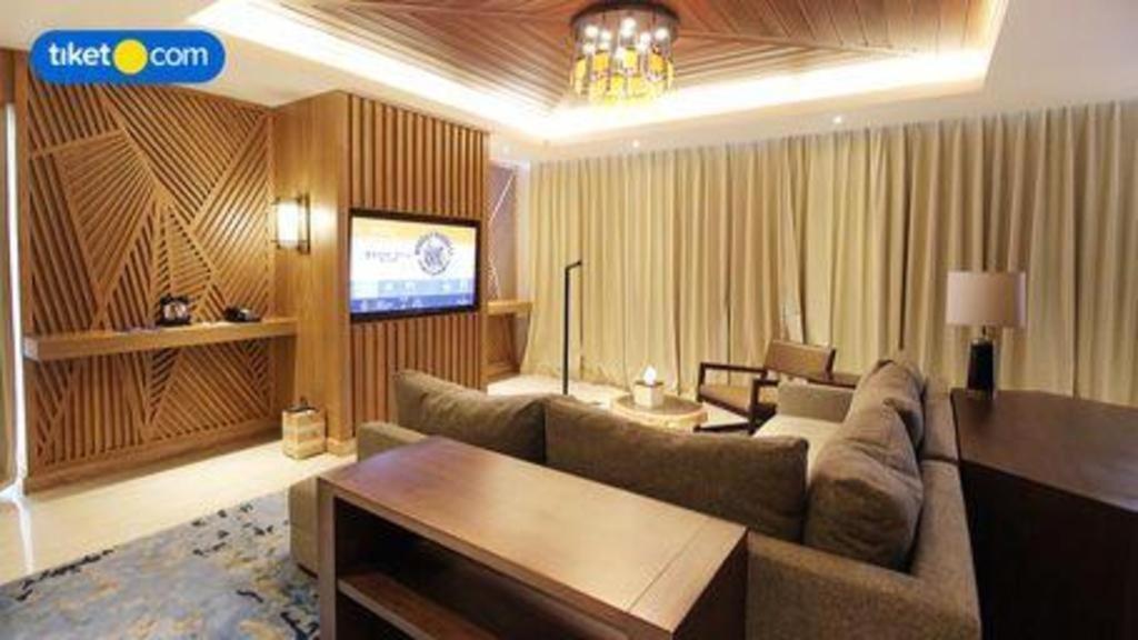 The Rinra Hotel Makassar Buitenkant foto