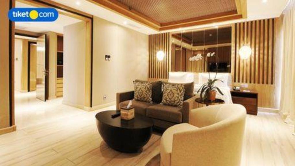 The Rinra Hotel Makassar Buitenkant foto