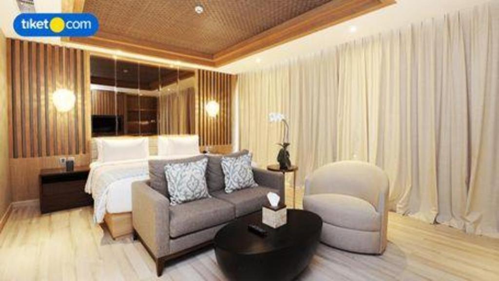The Rinra Hotel Makassar Buitenkant foto