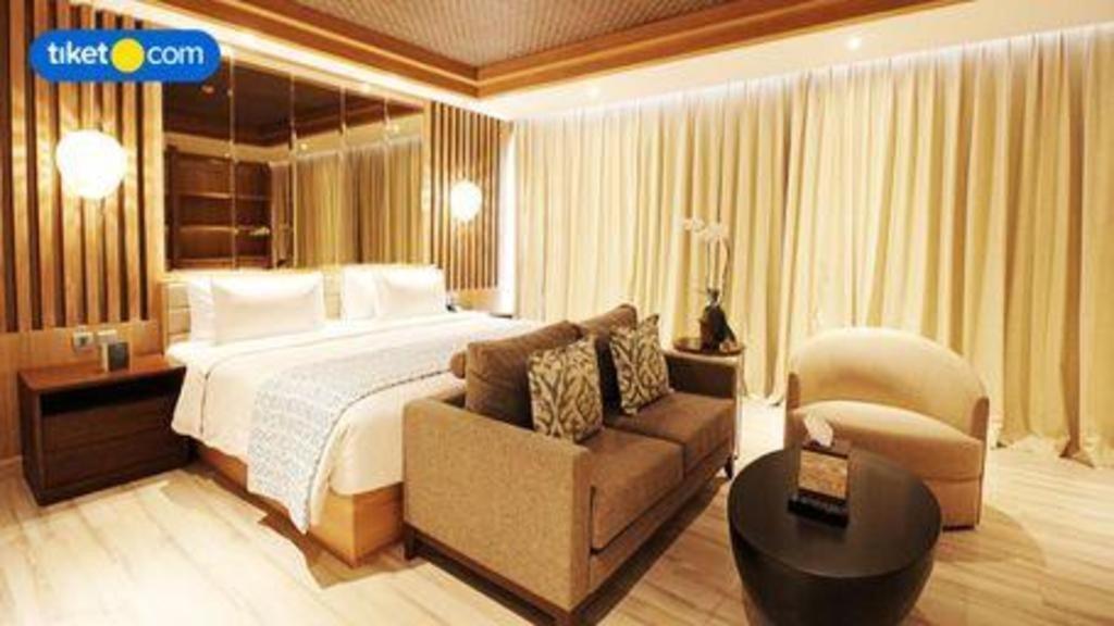 The Rinra Hotel Makassar Buitenkant foto