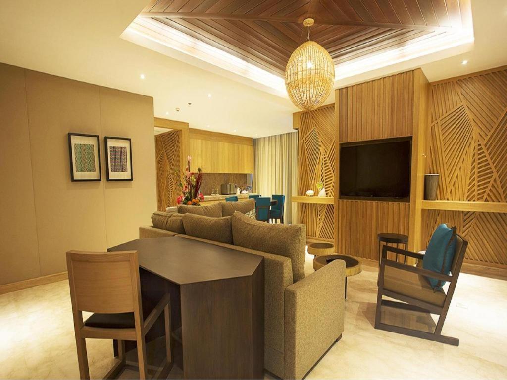 The Rinra Hotel Makassar Buitenkant foto